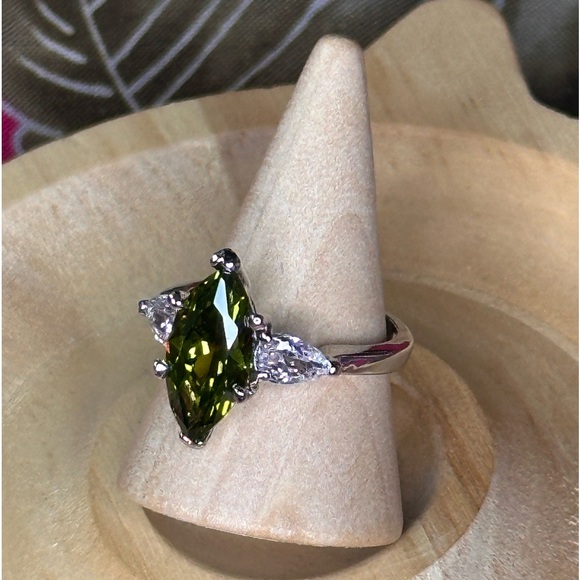R7. Stunning Marquise-Cut Peridot Swarovski Ring with Clear Accents - Size 6.75 - Picture 4 of 6
